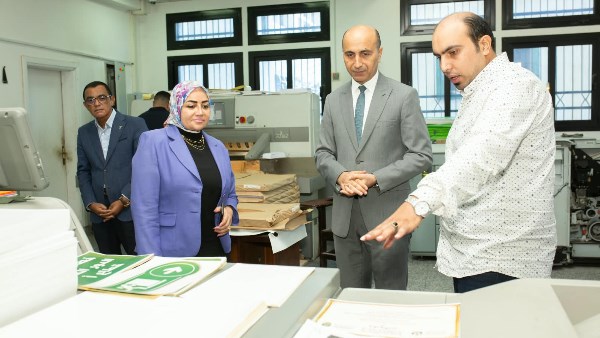 رئيس جامعة دمنهور يتفقد وحدة الطبع والنسخ ويشيد بالطفرة الإنتاجية