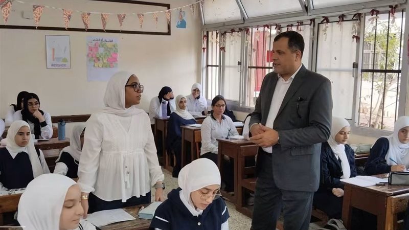 وكيل تعليم دمياط ولجنة وزارية يتابعون انتظام الدراسة بمدارس المحافظة