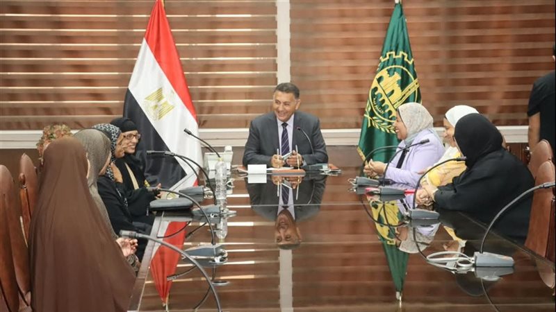 صندوق «تحيا مصر» يحقق أمنية 5 سيدات بأداء العمرة، ومحافظ القليوبية يسلّمهن جوازات السفر