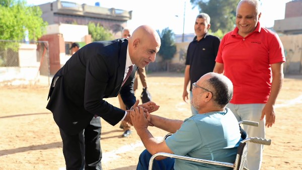 وزير التعليم لمعلم من ذوي الهمم :  “أنت بطل ونتشرف بوجودك”