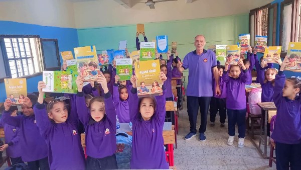 مدير مدرسة بالجيزة يرتدي الزي المدرسي ترحيبا بطلابه في أول يوم دراسة