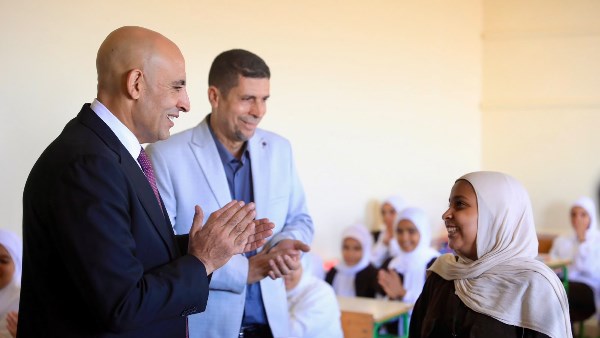 طالبة تلقي قصيدة أمام وزير التعليم ..وعبد اللطيف يشيد بآداءها ويوجه بتنمية مهارات الطلاب