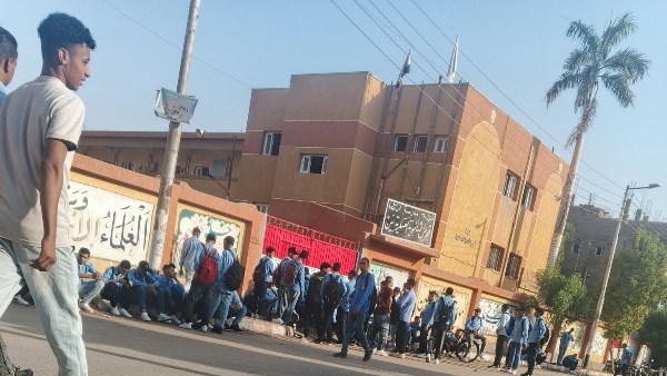 نص الطلبة برة.. طالب بمدرسة قوص: منعوا تانية بكالوريا من الدخول لتأخرهم دقائق