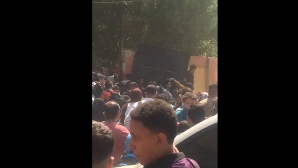 ننشر صور سقوط بوابة مدرسة دار السلام|مصادر: تدافع الأهالي السبب وعدد المصابين 7