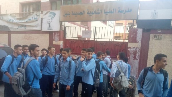 “المدرس بيتأخر عادي”.. غضب بين طلاب مدرسة بالمنيا بعد منعهم من الدخول لتأخر 5 دقائق