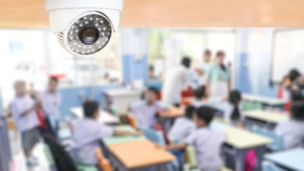 لضبط المخالفين.. خبير تربوي يطالب بتركيب كاميرات مراقبة بجميع مدارس مصر