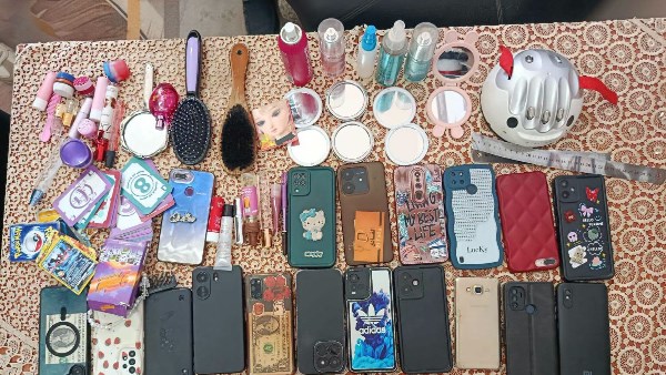 صورة حصيلة تفتيش حقائب طلاب إحدى المدارس تثير الجدل.. وأمهات مصر: طريقة العرض غلط