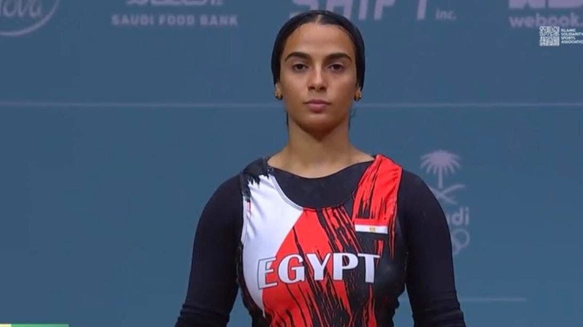 مشهد يحبس الأنفاس.. لحظة إغماء لاعبة مصرية أثناء رفع الأثقال