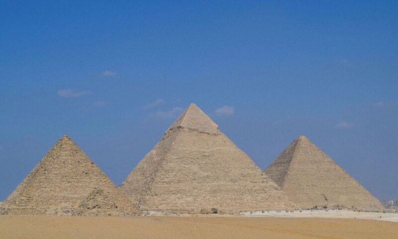 15 دقيقة فوق أهرامات الجيزة.. مصر تطلق المنطاد السياحي
