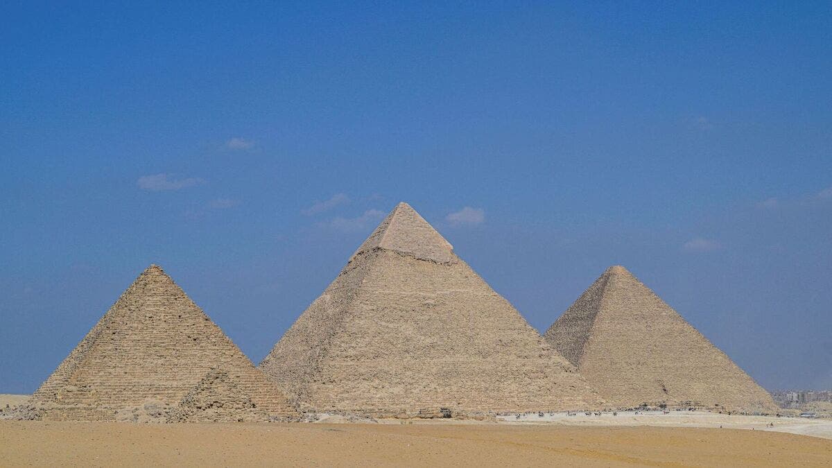 15 دقيقة فوق أهرامات الجيزة.. مصر تطلق المنطاد السياحي