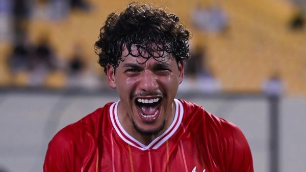 عبد الله عبد الهادي يتوج بجائزة أفضل مدافع في دوري ناصر بن حمد البحريني