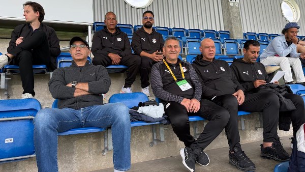 جهاز منتخب الناشئين ورئيس البعثة يتابعون مباراة كولومبيا وإنجلترا من المدرجات