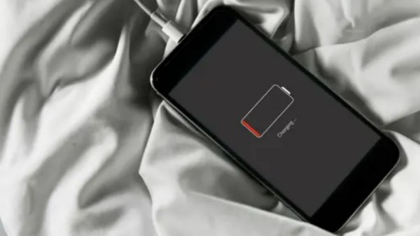 هل تفرغ بطاريتك بسرعة؟.. خطأ شائع نرتكبه جميعاً يدمر الهواتف