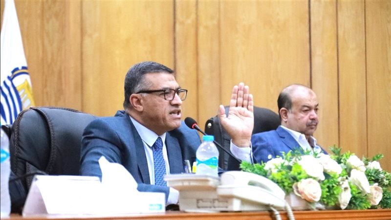 محافظ قنا يترأس اللقاء المفتوح لبحث شكاوى المواطنين ويفحص 260 طلبًا بمختلف القطاعات