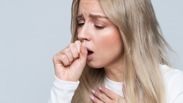 الكحة مع تغير الجو.. متى تكون بسبب الحساسية ومتى تحتاج لطبيب؟