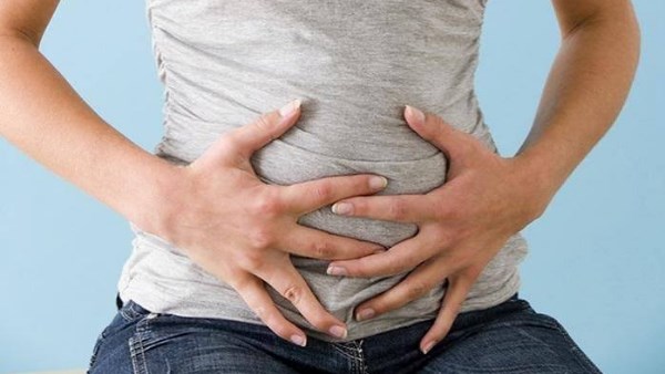 انتفاخ البطن عند النساء.. متى يكون طبيعيًا ومتى يحتاج لطبيب؟