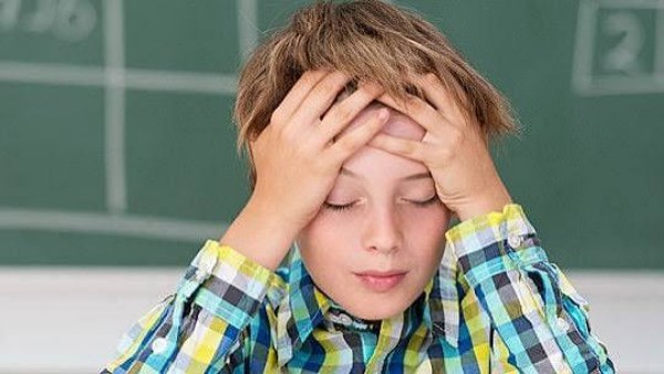 الشنطة أم قلة النوم؟.. سبب صداع الطفل بعد المدرسة.. .. متى يحتاج إلى تقييم طبي؟