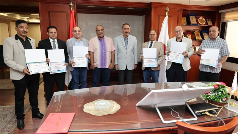 محافظ سوهاج يكرم عددا من أوائل المتدربين ببرامج مركز التنمية المحلية بسقارة