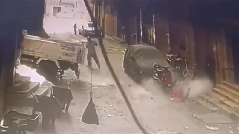 فيديو يوثق لحظة سقوط أجزاء من شرفة شقة على شخص بالغربية