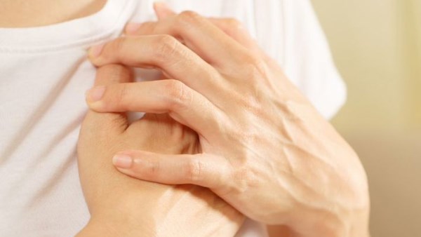 خفقان القلب المفاجئ.. أسباب شائعة وراء تسارع نبضات القلب
