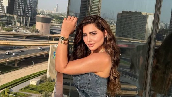 توب مكشوف.. زوجة مسلم تثير الجدل فى أحدث ظهور