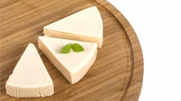 احذر تناول الجبن المثلثات لهذه الأسباب