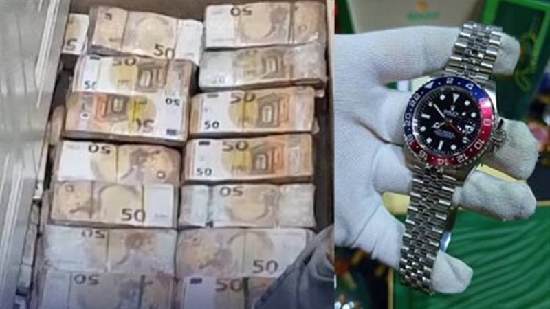 لحظة العثور على 3.2 مليون يورو و11 ساعة رولكس مخبأة داخل جدران منزل بإيطاليا (فيديو)