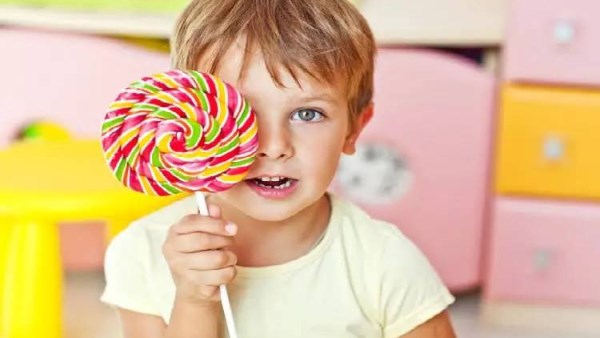 دكتورة تحذر من الحلوى في اللانش بوكس .. وتكشف بدائل صحية للأطفال