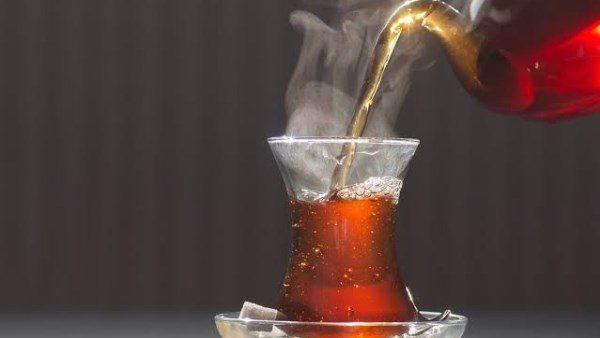 كارثة صحية.. شرب الشاي بهذه الطريقة يصيبك بالسرطان