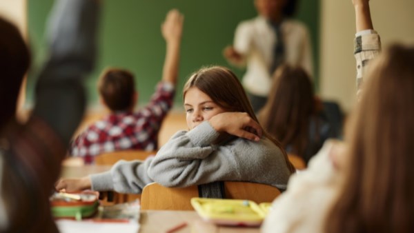 ليس كل طفل هادئ متزن.. العلامات الحقيقية للطفل المتوازن نفسيًا