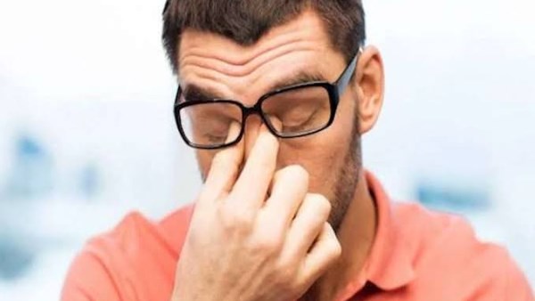 علامة مبكرة في العين قد تكشف التصلب المتعدد.. احذر رؤية الومضات وتشوش النظر