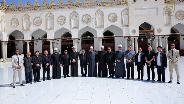 مدير الجامع الأزهر يستقبل وفد مجلس الأساقفة الكاثوليك بالفلبين لتعزيز الحوار .. صور