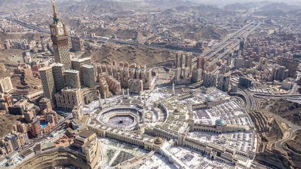 أمن المقدسات خط أحمر.. خطيبا الحرمين الشريفين: من يجرؤ على استهداف بيت الله الحرام ومسجد نبيه لا يمت للإسلام بصلة