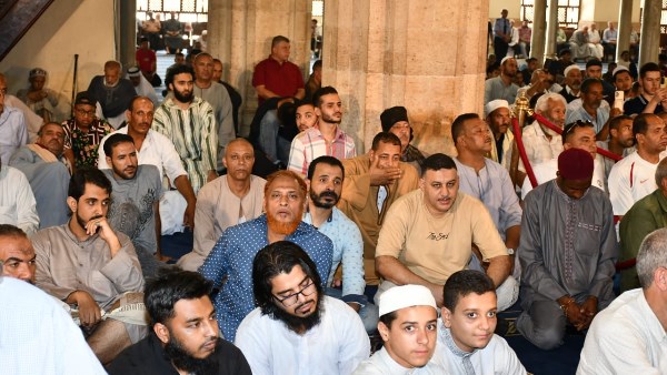 الأزهر للفتوى: لا حرج في أداء ركعتين سنة تحية المسجد أثناء خطبة الجمعة