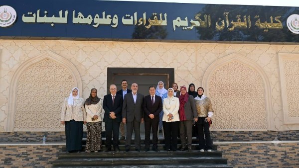 نائب رئيس جامعة الأزهر يتفقد كلية القرآن الكريم للبنات مع انطلاق العام الدراسي الجديد.. صور