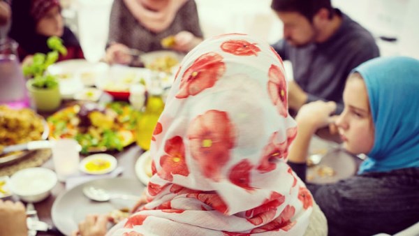 دار الإفتاء: على الزائر عدم إطالة وقت الزيارة حتى لا يملَّ أهل البيت منه
