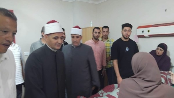 رئيس الغربية الأزهرية يطمئن على طالبة أصيبت في حادث سير.. صور