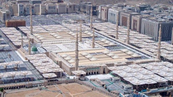 من قباء إلى المسجد النبوي.. كيف بدأت حياة النبي في المدينة؟