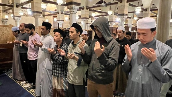 دار الإفتاء: رفع اليدين أثناء الدعاء ومسح الوجه بعد الانتهاء منه أمر مستحب