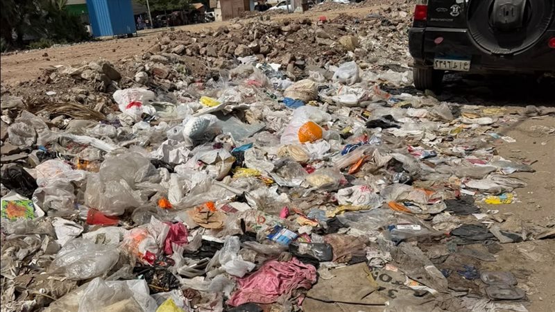 تلال القمامة تحاصر شوارع طنطا واستياء بين الأهالي بسبب غياب الاستجابة (صور)