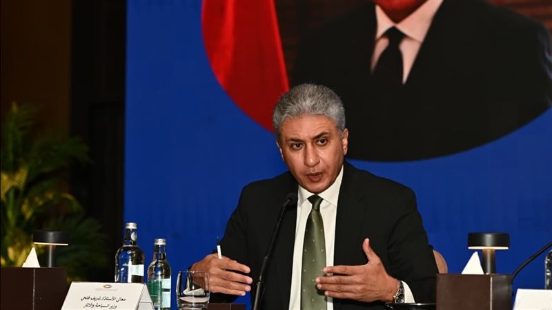 شريف فتحي: مشروعات النقل الحديثة تتيح للسائحين الاستمتاع بأكثر من منتج سياحي 