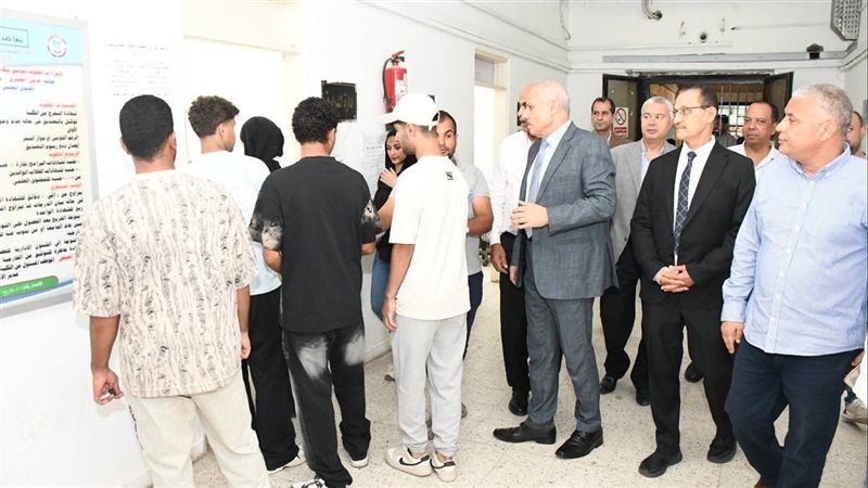 رئيس جامعة القناة يتفقد إدارة شئون الطلاب ويتابع استكمال أوراق 2000 طالب