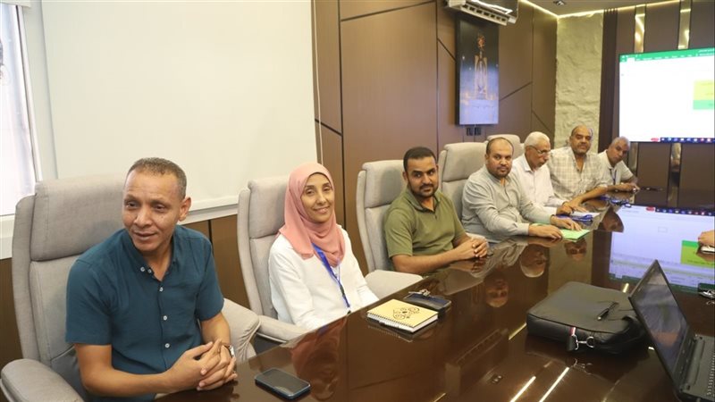 رئيس جامعة قنا يناقش خطط التطوير الرقمية لتطبيق “موارد” ويشيد بنتائجه (صور)