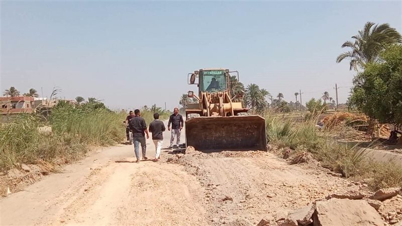 بدء رصف طريق ترعة سري باشا في المنيا
