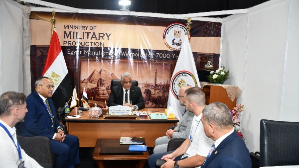 وزير الإنتاج الحربي يستقبل ممثلي الشركات بجناح الوزارة بمعرض الدفاع الأول في سراييفو