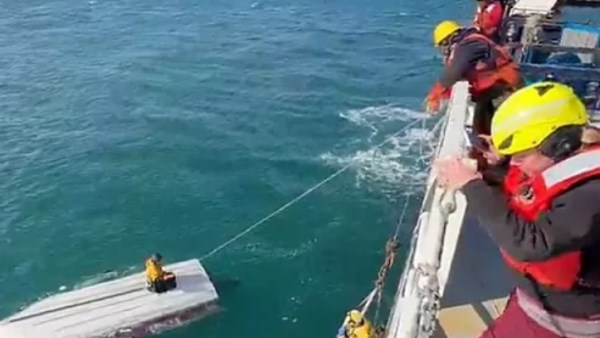 إنقاذ مراهق بعد 3 أيام من الانجراف في مياه جليدية.. فيديو