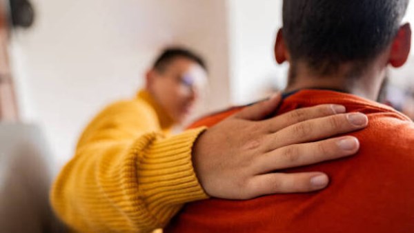من نصيحة الصديق إلى استشارة الطبيب.. ما هي حدود الدعم النفسي الصحيح؟