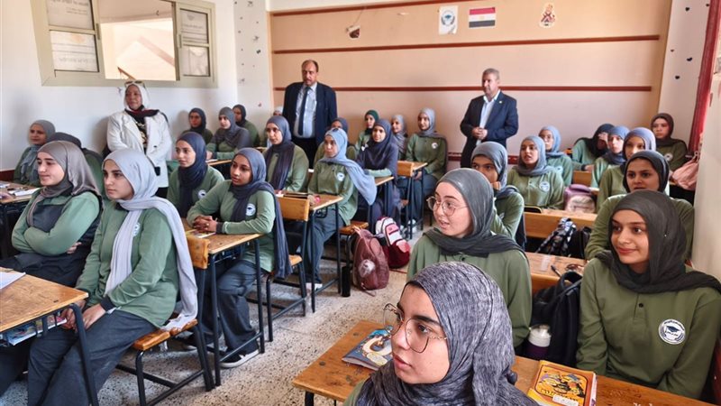 وكيل تعليم الشرقية يتفقد مدرسة هدى شعراوي الثانوية بالعاشر من رمضان
