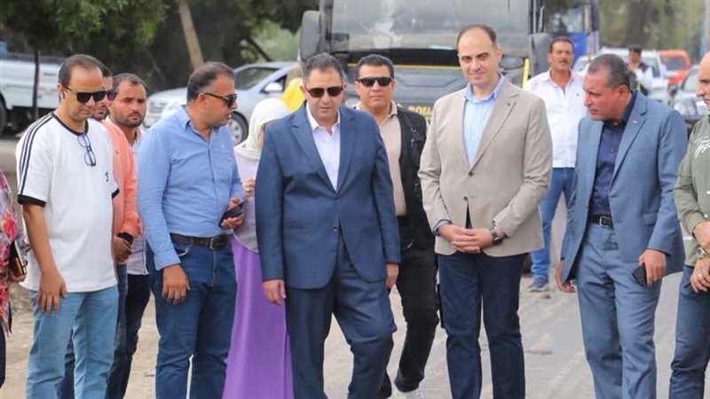 محافظ دمياط يتابع استكمال أعمال رصف طريق شربين ضمن حياة كريمة