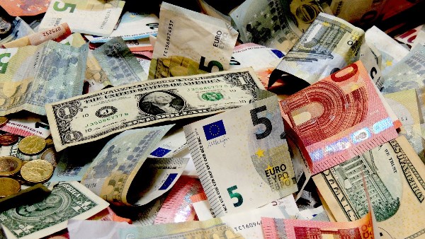 بين ارتفاع وانخفاض.. تحركات جديدة في أسعار العملات اليوم الأربعاء